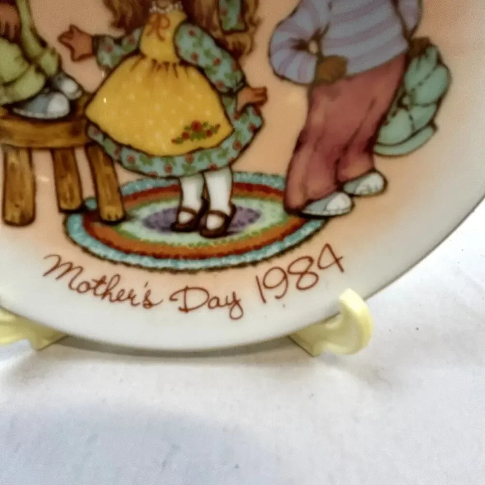 SKU 2156 Vintage 1984 Avon Mother's Day Plate 